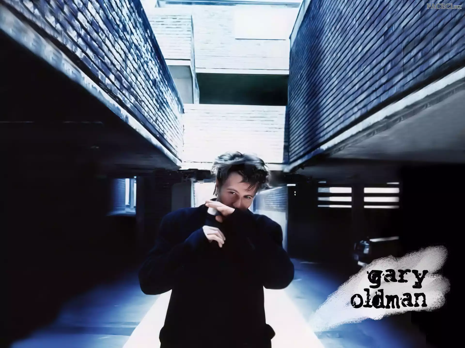 Gary Oldman, czarny strój